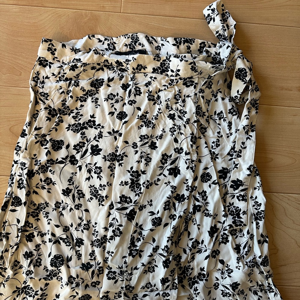 ๐บ 2/$20 New Look London black and white floral midi wrap skirt size 4 - Picture 5 of 8